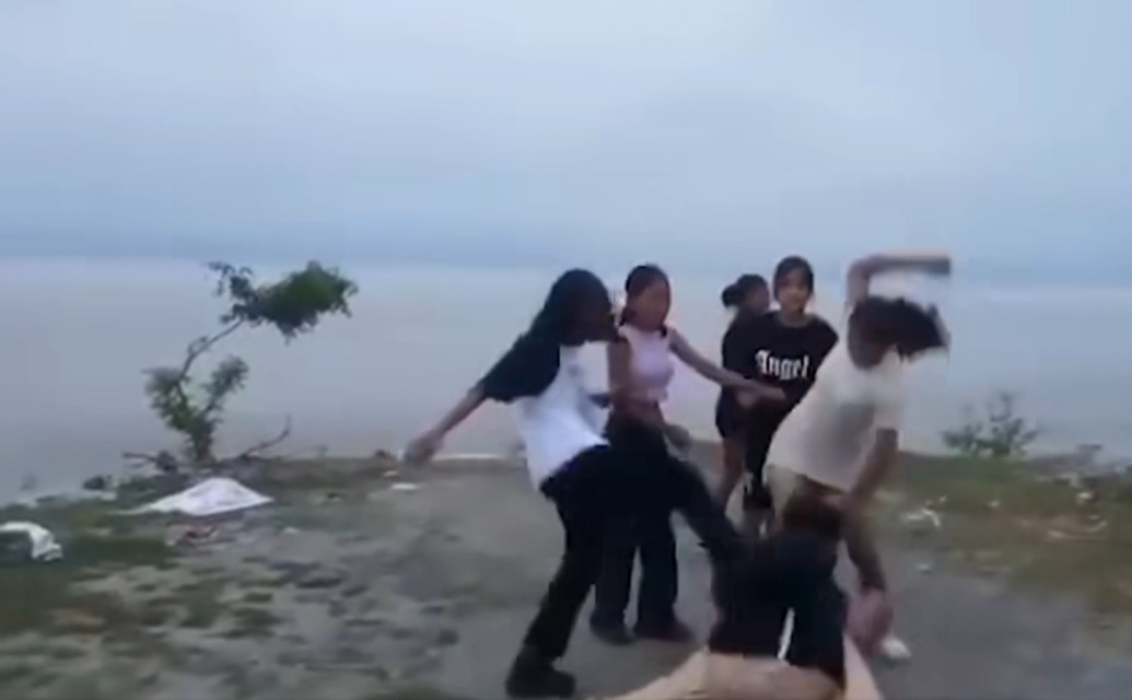 सप्तकोशी किनारमा युवतीहरूबीच कुटाकुट