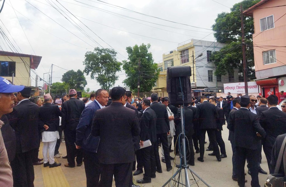 बहस छाडेर कानुन व्यवसायी प्रदर्शनमा, ललितपुरमा विरोध सभा