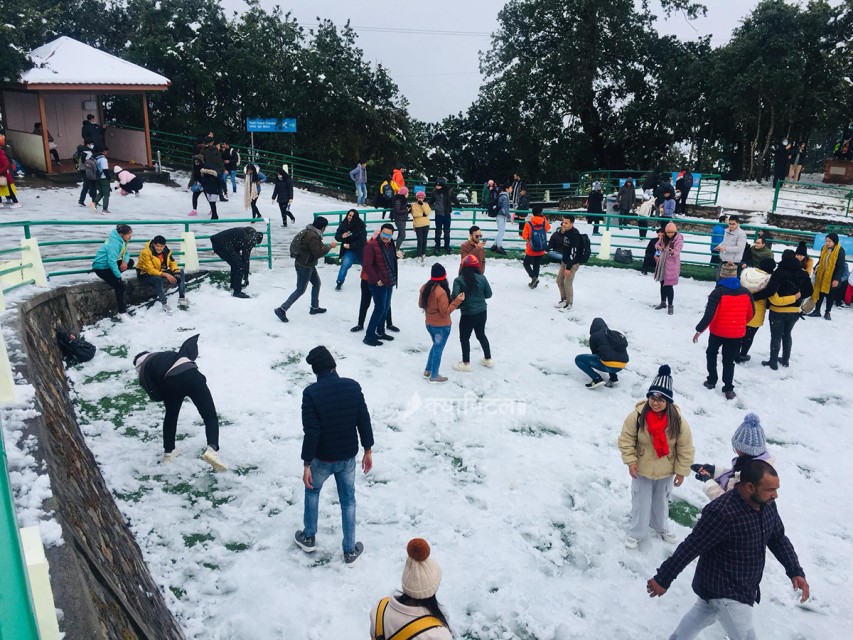 चन्द्रागिरिमा हिउँ खेल्नेको घुइँचो (तस्बीरहरु)