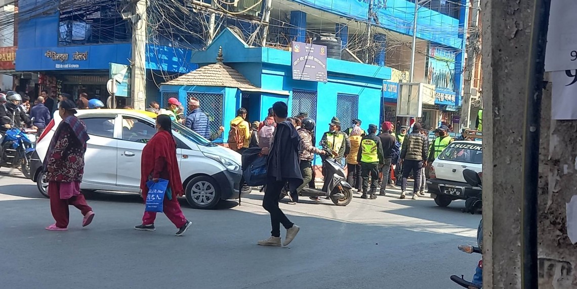 मैतीदेवी चोकमा रहेको प्रहरी बिटमा महानगरको डोजर