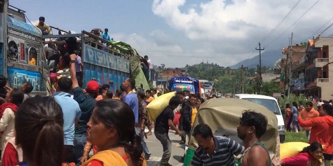 धादिङमा स्थानीय किसानले ट्रकबाट खोसे रासायनिक मल