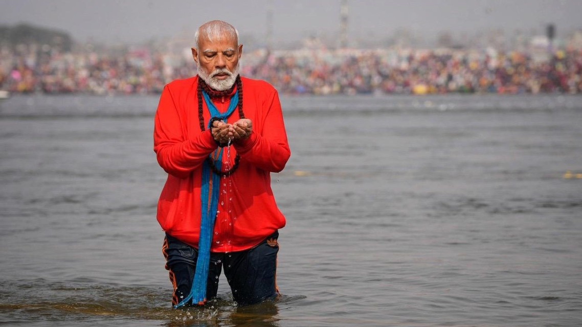 भारतका प्रधानमन्त्री मोदीले महाकुम्भ मेलामा त्रिवेणी संगममा स्नान, रुद्राक्षको माला लगाएर जप गरे