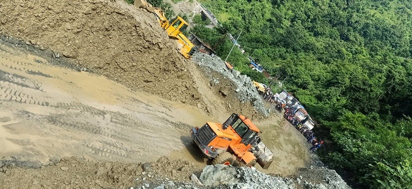 साढे ८ घण्टापछि दिउँसो खुल्यो नारायणगढ–मुग्लिन सडक खण्ड