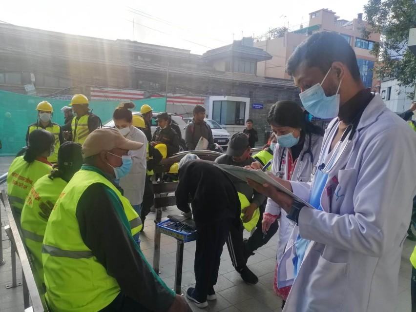थापाथली झडपमा दुई दर्जनभन्दा बढी महानगर प्रहरी घाइते, नर्भिकमा उपचार