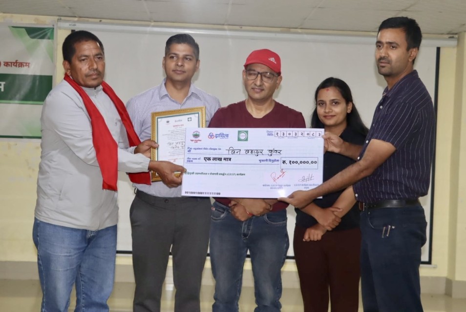 रेसुङ्गा नगरपालिकाले उत्कृष्ट उद्यमीलाई एक लाखसहित गर्‍यो सम्मान