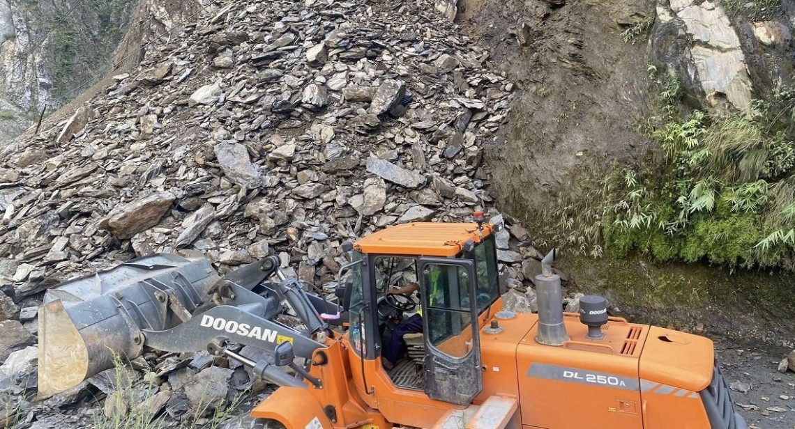 नारायणगढ–मुग्लिन सडकखण्डको पहिरो पन्छाउन सुरु