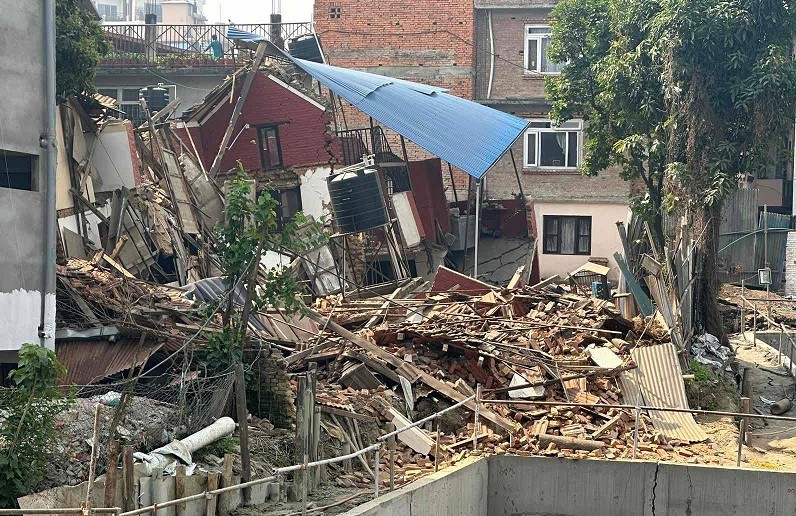 ललितपुरको बखुण्डोलमा जमिन भासियो : ५ वटा घर जोखिममा 