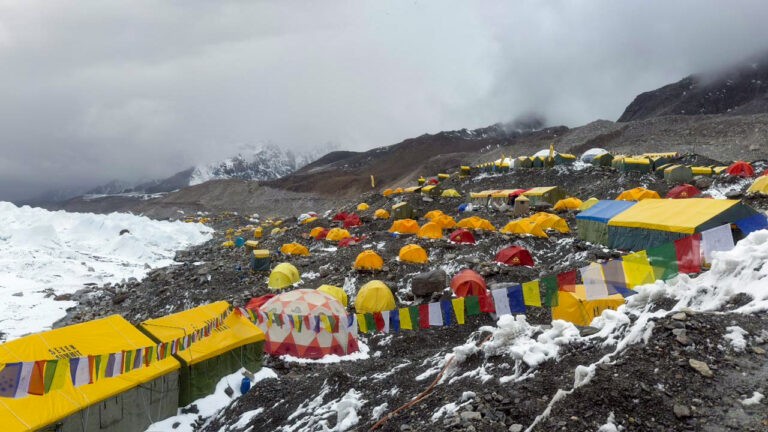 सगरमाथा आधार शिविरमा बढ्यो चहलपहल, आरोहीहरूको ‘अस्थायी गाउँ’ बस्दै