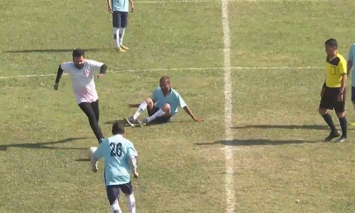जनप्रतिनिधि र कर्मचारीबीच मैत्रीपूर्ण फुटबल खेलमा बालेनको टिमले ६ गोल खायो
