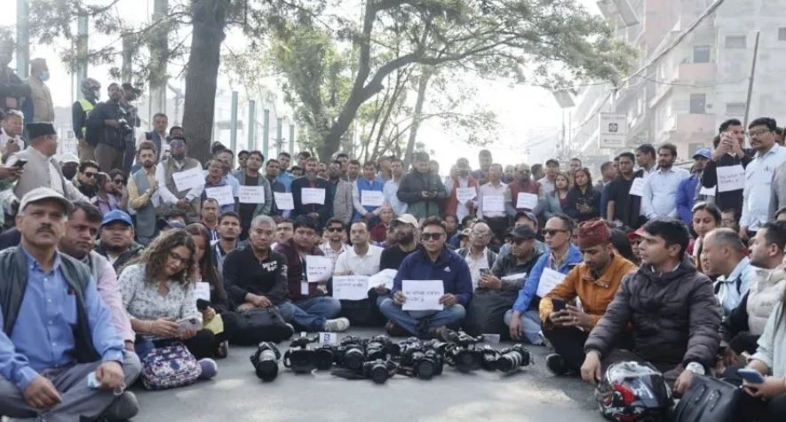 पत्रकार रजकको हत्यामा संलग्नलाई कारबाहीको माग गर्दै कालोपट्टी बाँधेर विरोध