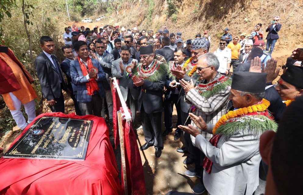 गोरखा पुगेर प्रधानमन्त्री प्रचण्डले गरे सडकको शिलान्यास