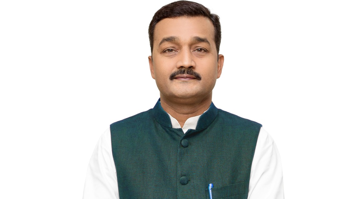 नारायणी अस्पतालमा जनशक्ति थप गर्न सांसद यादवको माग