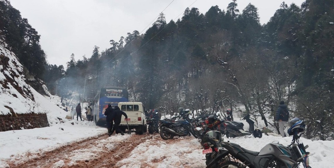 हिमपातका कारण मध्यपहाडी लोकमार्ग अवरुद्ध