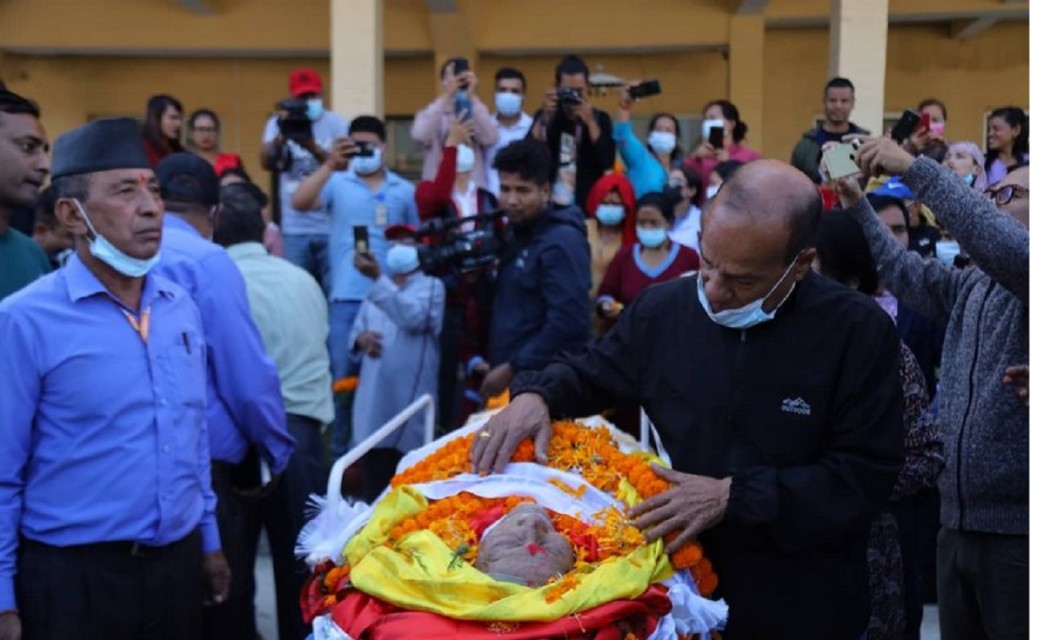 शताब्दी पुरुष जोशीको पार्थिव शरीरमा श्रद्धाञ्जलि दिइँदै 