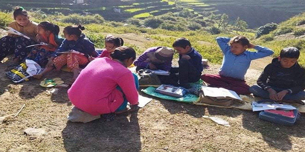 पहिराले विद्यालय भत्काएपछि खुला आकाशमुनि पठनपाठन गर्न बाध्य