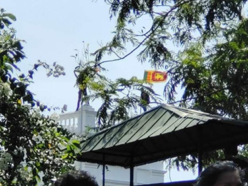 श्रीलंकामा प्रदर्शनकारीद्वारा प्रधानमन्त्रीको कार्यालय कब्जा 