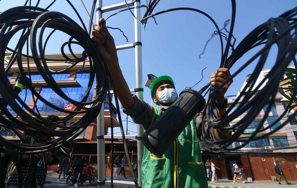 महानगरपालिका भित्रका अव्यवस्थित तार हटाउन सुरु