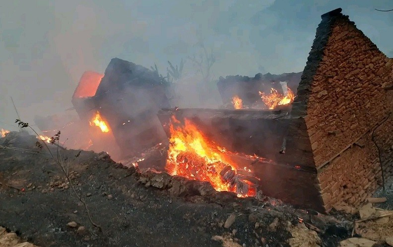 तेह्रथुममा डढेलो बस्तीमा पस्दा १४ घर जले