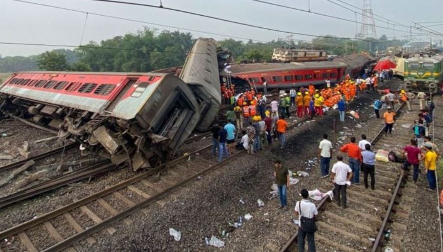 भारतको ओडिशामा दुर्घटनापछि अवरुद्ध भएको रेल सेवा ५१ घण्टापछि खुल्यो
