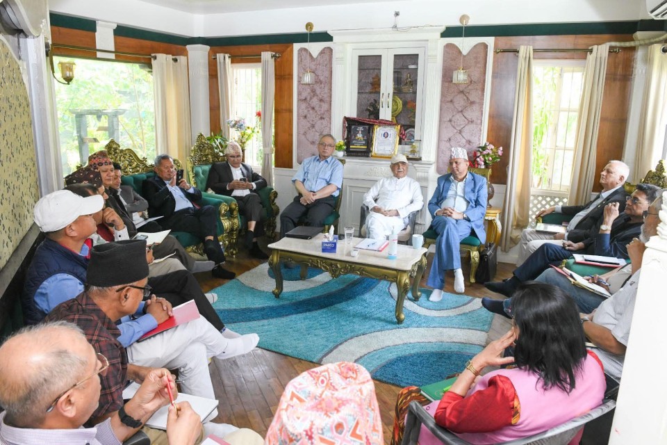 एमाले सचिवालय बैठकमा नेतृत्व संकट गहिरिँदै, ओलीले केन्द्रीय कमिटीमा छलफल माग्दा पदाधिकारी ‘अनिवार्य बहिर्गमन’को पक्षमा