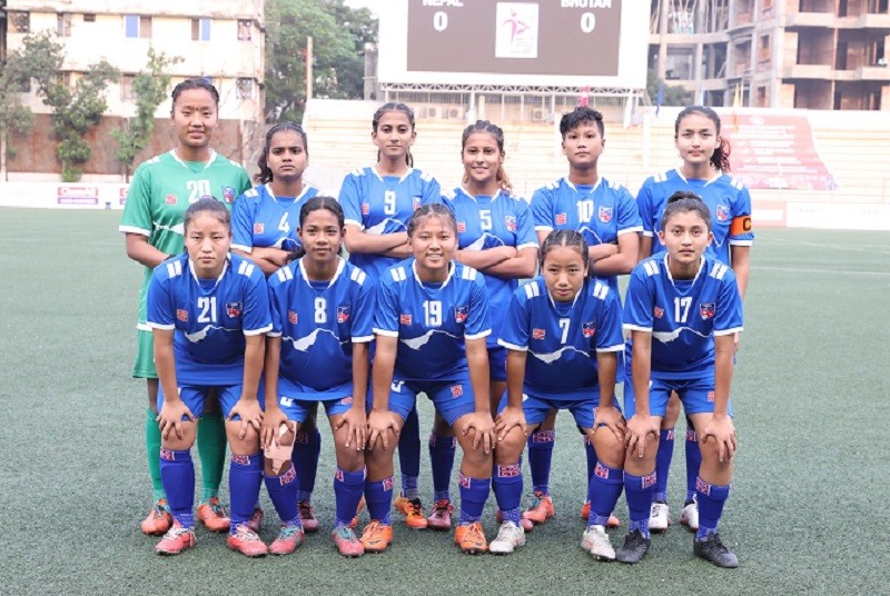 यु–१५ महिला च्याम्पियनसिप फुटबलमा नेपाल र बङ्लादेश खेल्दै