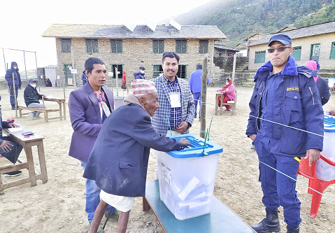 म्याग्दीमा १०७ वर्षीय वृद्धले गरे मतदान 