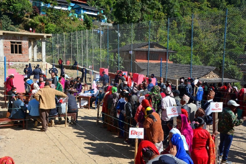 मतदानका लागि तोकिएको नियमित समय सकियो, तर केही ठाउँमा मतदान जारी