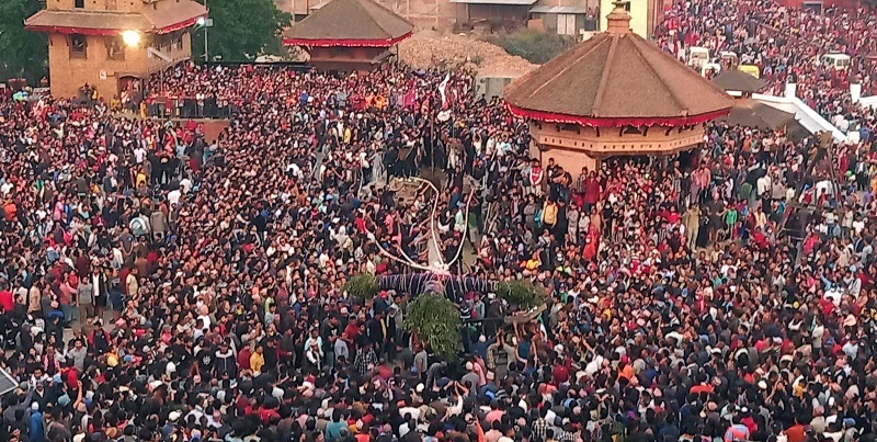 भक्तपुरमा बिस्केट जात्राको उत्सव : बिहानैदेखि दर्शनार्थीको भिड,