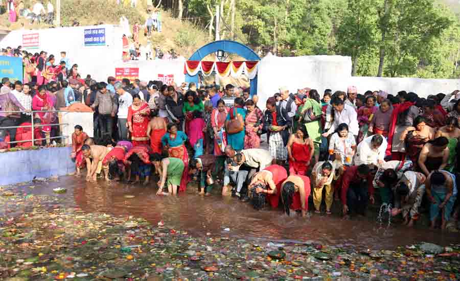 बुबाको मुख हेर्ने दिन : अन्धाअन्धीमा भक्तजनको घुइँचो