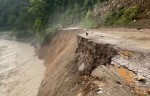 लगातारको वर्षाले देशभरका सडक प्रभावित, यात्रा गर्दा सावधानी अपनाउन प्रहरीको आग्रह