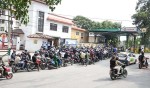 इन्धनको मूल्य घट्यो, तर निजी पेट्रोल पम्प बन्द- सुरक्षा निकायका पम्पमा उपभोक्ताको लामो लाइन