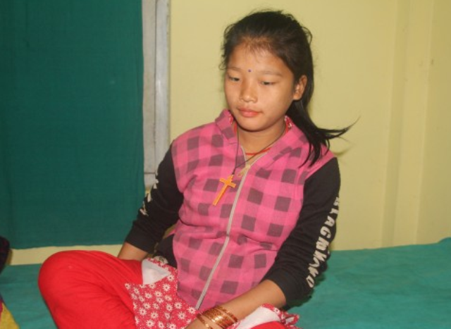 १२ वर्षीया गर्भवती किशोरीलाई उपचारका लागि काठमाडौं ल्याईँदै