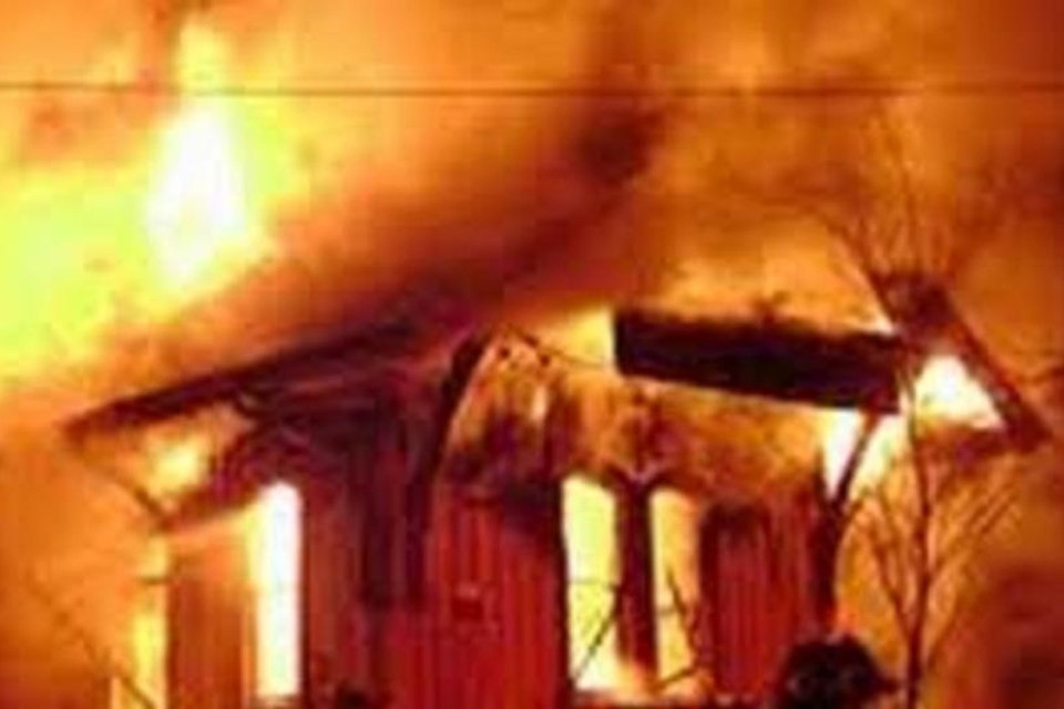 आगलागीबाट १३ घर जलेर नष्ट