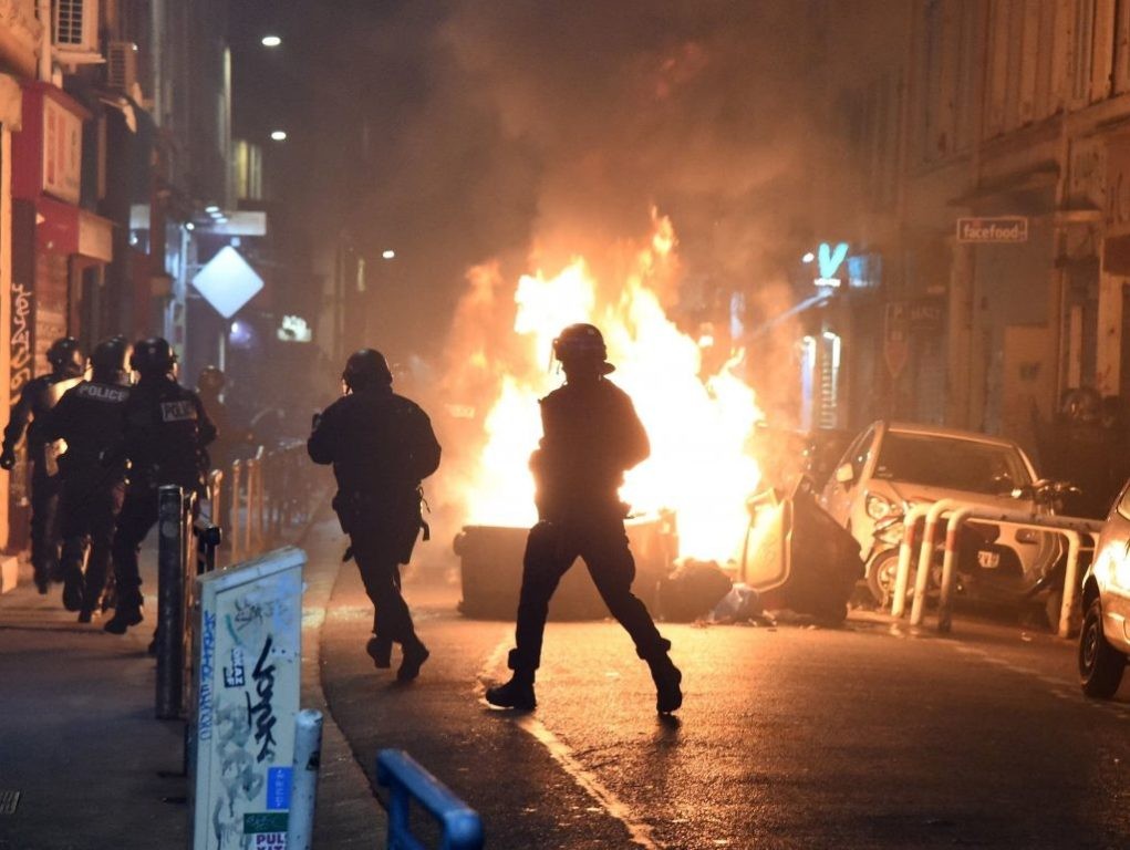 फ्रान्समा प्रदर्शन हिंसात्मक बन्दैः घटेन पेट्रोलको मुल्य