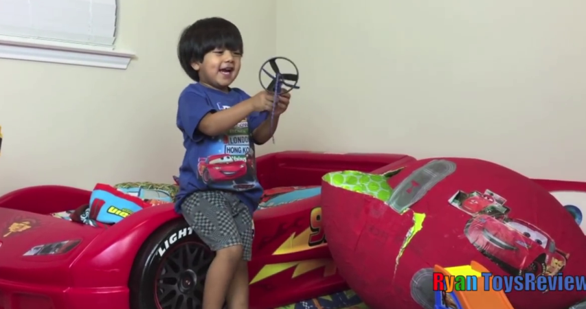 ७ वर्षीय बालकले कमाए २ अर्ब ४७ करोड (भिडियोसहित)