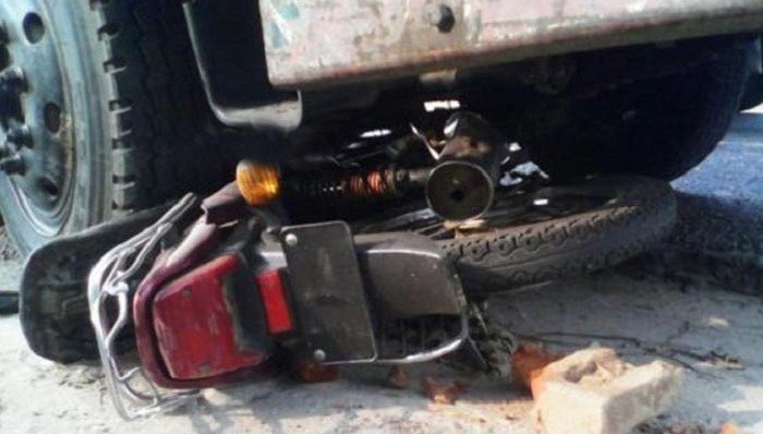 बसको ठक्करबाट एक जनाको मृत्यु तीन घाइते