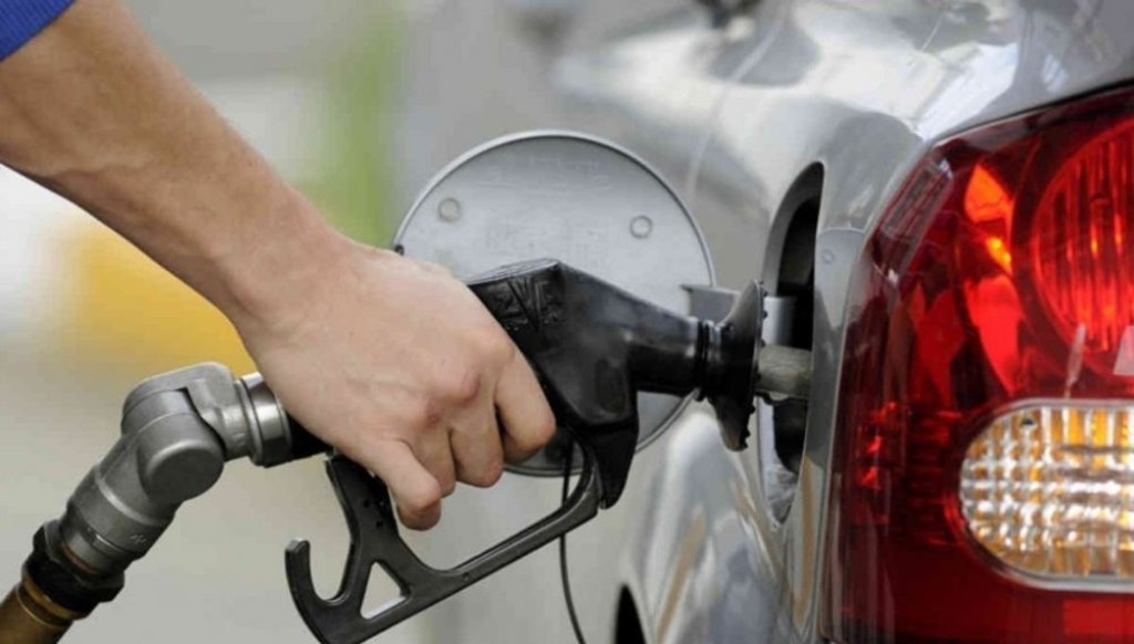 नेपालमा फेरि घट्यो इन्धनको मुल्य