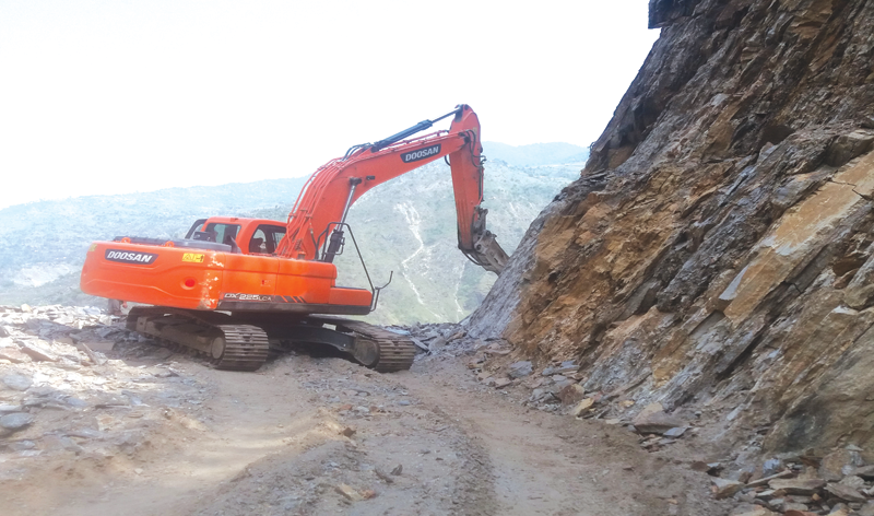 धादिङबेँसी–आरुघाट सडकखण्ड दैनिक चार घण्टा बन्द