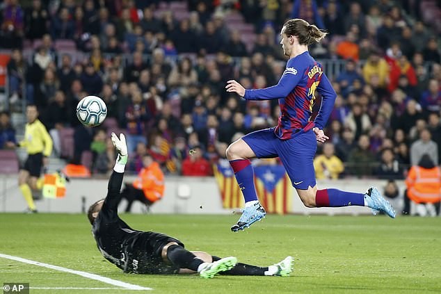 मेस्सीको ह्याट्रिकमा बार्सिलोना शीर्ष स्थानमा