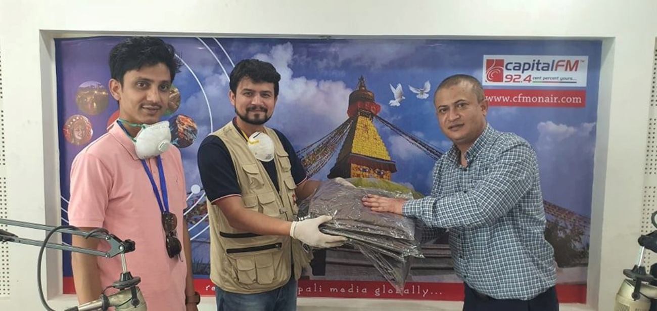 क्यापिल एफ.एम.सञ्चारकर्मीलाई पिपिइ हस्तान्तरण