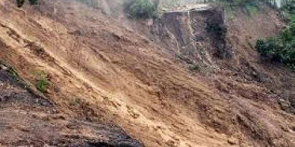 घरमाथि खसेको पहिरोमा परि बझाङमा २३ जना बेपत्ता