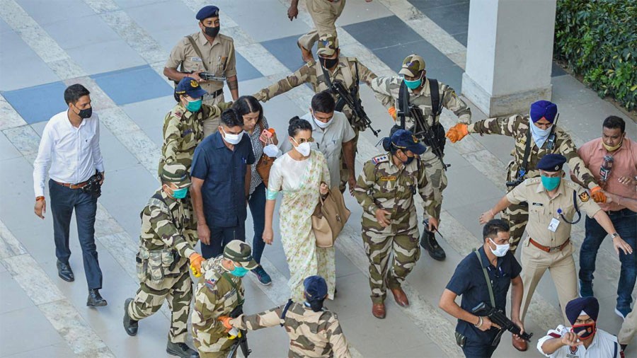 अभिनेत्री कंगनालाई बलिउडकर्मीको साथ