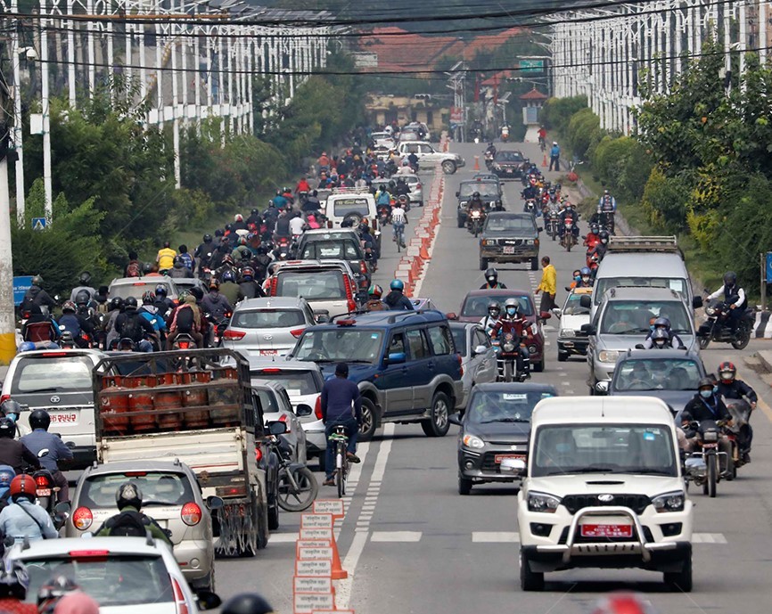 जोर–बिजोर नियम पालना नगर्ने चार सयभन्दा धेरै गाडी होल्ड