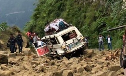 लमजुङको बेंसीसहरमा मिनीबस दुर्घटना