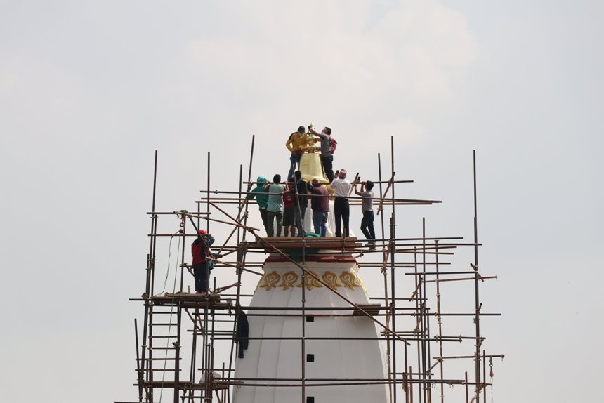 रानीपोखरीको बालगोपालेश्वर मन्दिरमा राखियो सुनको लेपन भएको गजुर