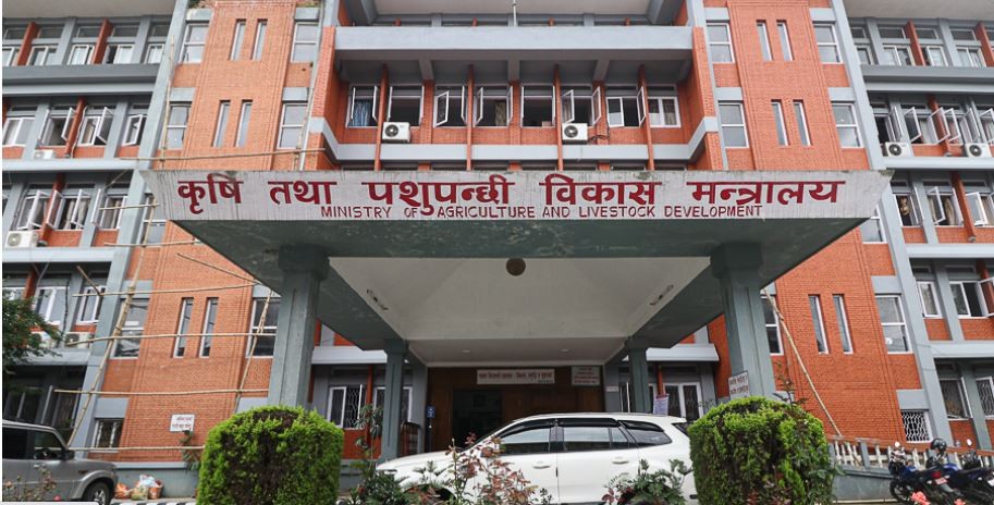 कृषि मन्त्रालयले आफैँ निर्देशिका बनाएर मल वितरण गर्दै आएको संसदीय समितिको निष्कर्ष