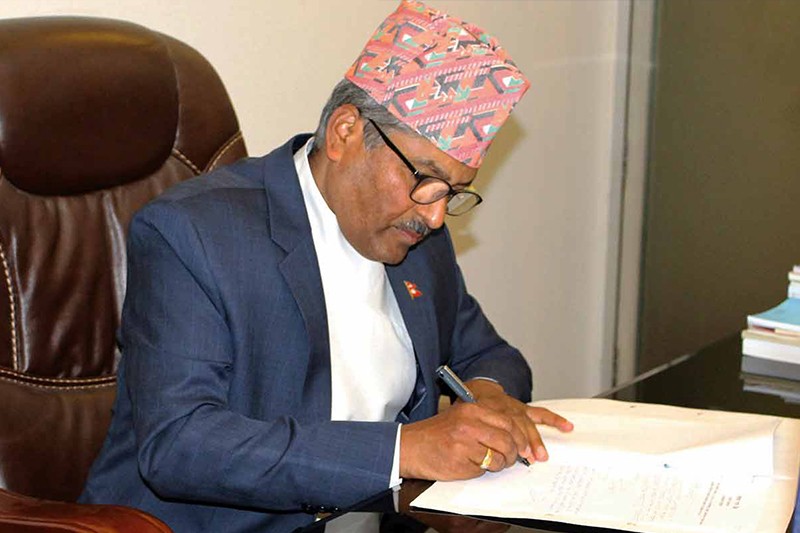 गभर्नर अधिकारीको पहिलो हस्ताक्षरसहित १० रुपैयाँको नयाँ नोट बजारमा