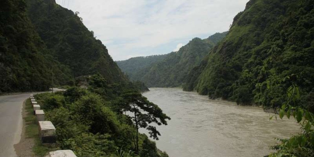 काठमाडौं आउँदै गरेको जिप त्रिशूली नदीमा खस्यो, आमाछोरीसहित ३ जना बेपत्ता