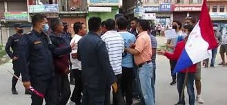 नेपाली कांग्रेसले दमौलीमा विरोध प्रदर्शन गर्दै
