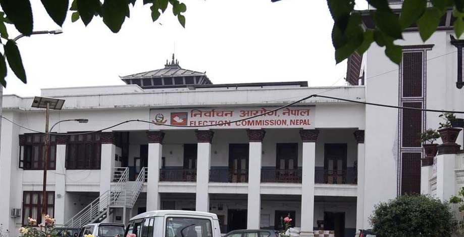 नेकपाको प्रचण्ड,नेपाल समूहले निर्वाचन आयोगको निर्णयबारे छलफल गर्दै